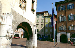 Riva del Garda.  Piazza 3 Novembre gegenüber dem  Torre Apponale. ©UdoSm