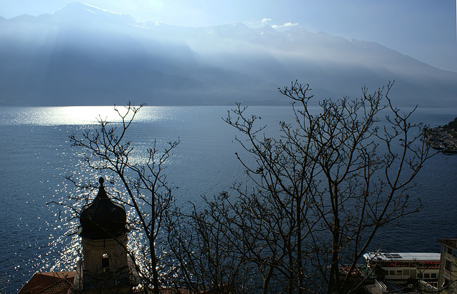 Limone. Kapelle San Rocco vor dem Monte Baldo in besonderem Licht. ©UdoSm