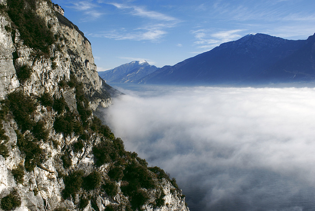 Lago di Garda. Am Ausgang des Tals der Brasa wo der Wildbach steil hinunter fällt in den See. Blick nach Norden, Richtung Torbole. ©UdoSm