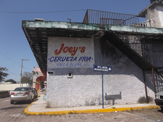 Joey's cerveza fria en la playa.