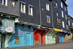 Les devantures colorées du quai Ste-Catherine à Honfleur