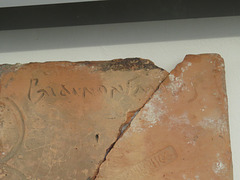 Aquincum : graffito au doigt dans la céramique.