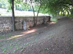 Amphithéâtre civil d'Aquincum : le côté nord, vu de l'extérieur.