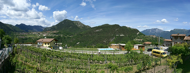 Die Hochebene von Tremosine. Links Vesio mit dem Eingang in das Bondotal und zum Passo Notta. Rechts Voltino. ©UdoSm