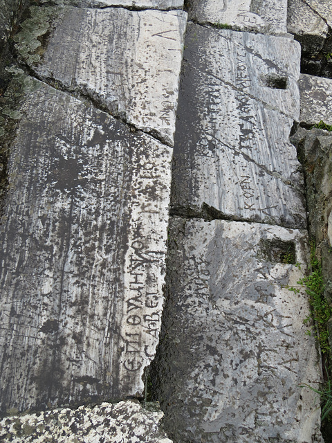 Théâtre de Stobi : inscriptions sur les gradins.