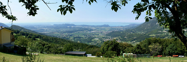 Unterhalb Spiazzi mit Blick auf den Lago von Garda über Bardolino bis Lazise.  ©UdoSm