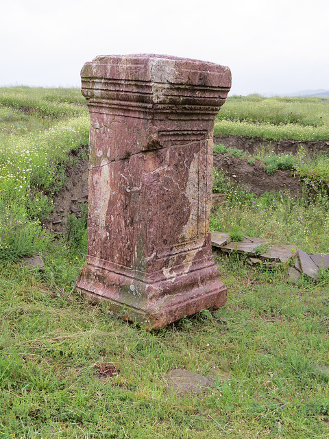 Via sacra : socle de statue en porphyre.