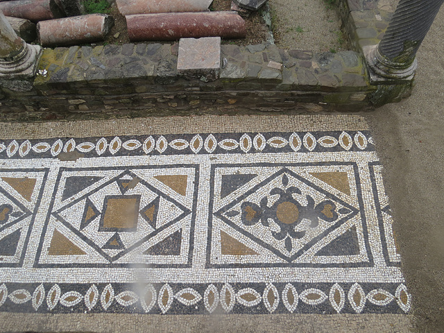 Motifs mosaïqués.