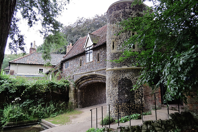 norwich cathedral pulls ferry gatehouse