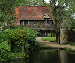 norwich cathedral pulls ferry gatehouse