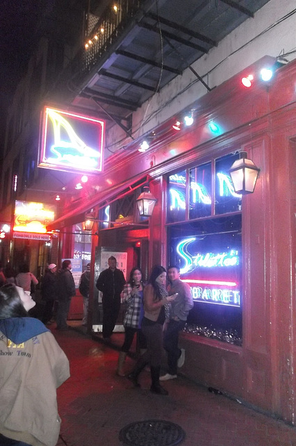 Fishbowls street's feisty atmosphere / Poisson et escarpins.