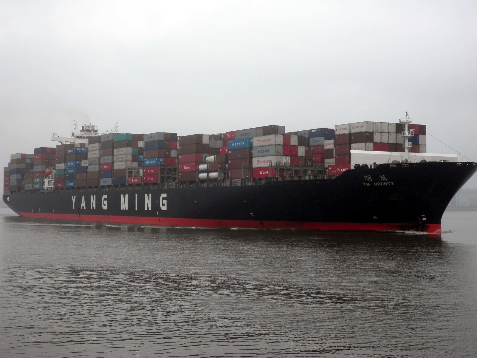 Containerschiff  YANG MING  UBERTY  auf der Elbe