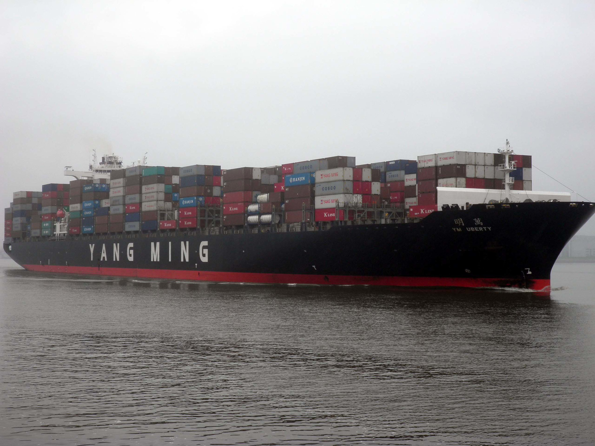 Containerschiff  YANG MING  UBERTY  auf der Elbe