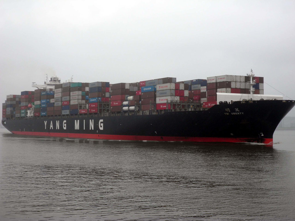 Containerschiff  YANG MING  UBERTY  auf der Elbe