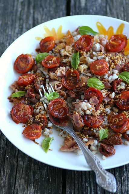 Kruubisalat peekoni ja röstitud tomatiga / Pearl barley salad with bacon and roasted tomatoes