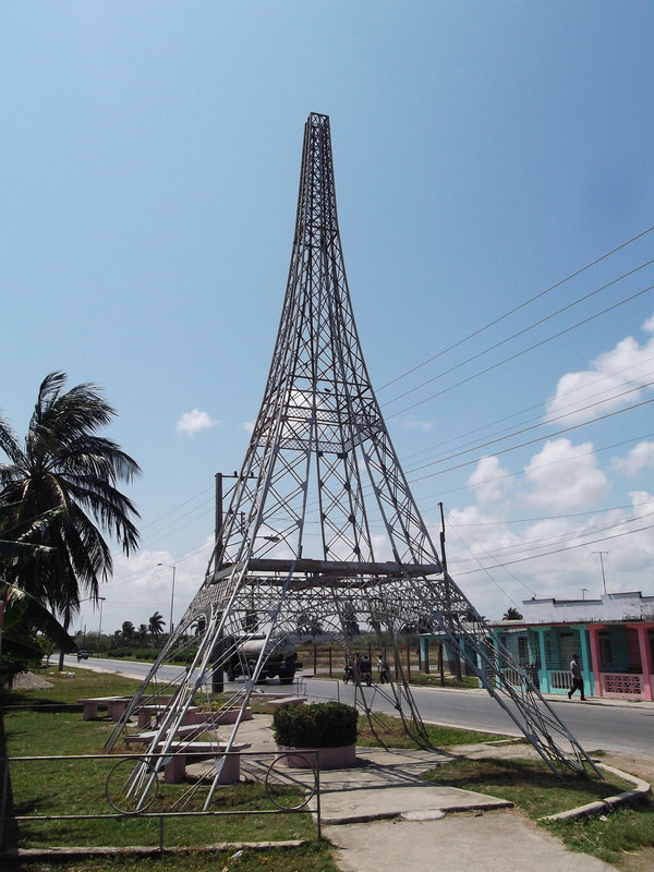 Tour Effel miniature à la cubana / Cuban Effel tower.