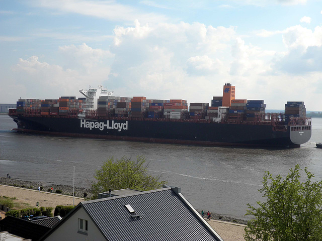 Containerschiff  Basle Express einlaufend Hamburg