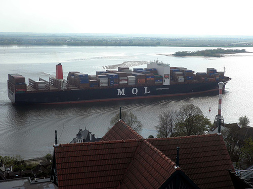 Containerschiff  MOL QUARTZ auf der Elbe
