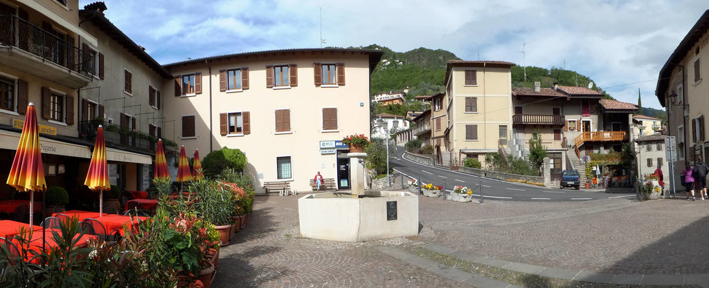 Pieve di Tremosine Piazza Marconi. ©UdoSm