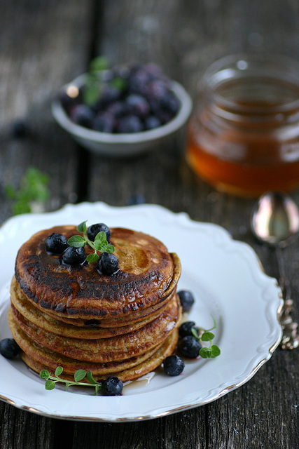 Kõrvitsa-kamapannkoogid vahtrasiirupi ja mustikatega / Pumpkin and kama flour pancakes with maple syrup and blueberries