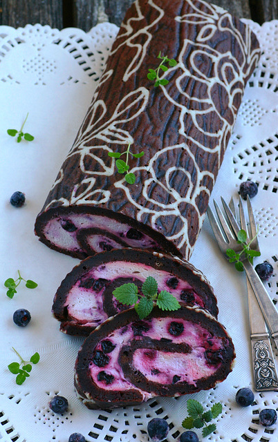 Tort isamaale 2013 - peedi-mustikarull / Beetroot and blueberry swiss roll for "Cake for homeland" contest 2013