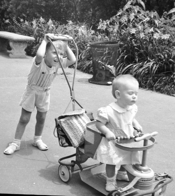 Guy & Donna at the zoo 1946 (1)
