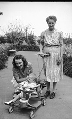 Donna, Eunice and Grandma at the zoo 1946 (3)