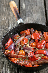 Küpsetatud toorvorstid sibula, tomatite ja paprikaga / Oven-baked sausages with balsamic tomatoes,  sweet pepper and red onion