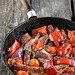 Küpsetatud toorvorstid sibula, tomatite ja paprikaga / Oven-baked sausages with balsamic tomatoes,  sweet pepper and red onion