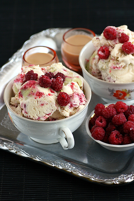 Avokaado-vaarikajäätis / Avocado and raspberry ice cream