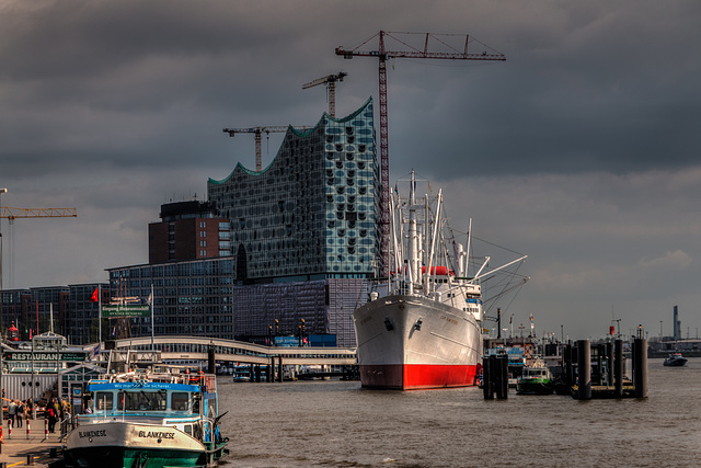 Dunkle Wolken über der Elbphilharmonie (120°)