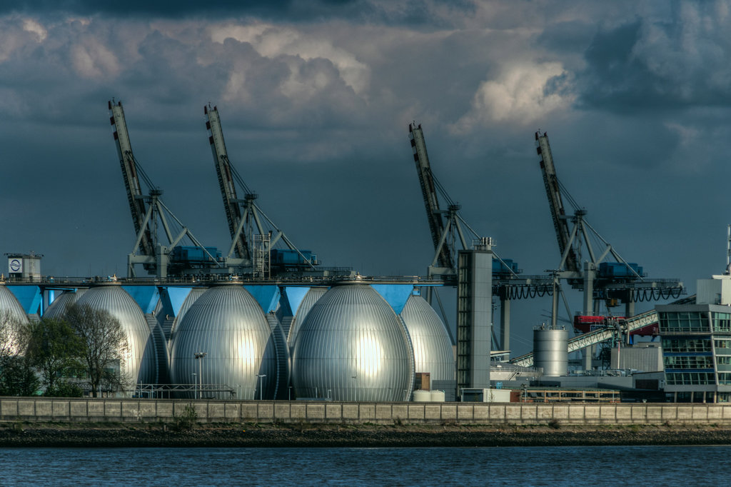 Faultürme der Kläranlage auf dem Köhlbrandhöft im Hamburger Hafen