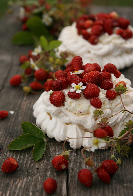 Mini-pavlova metsmaasikatega / Mini pavlovas with wild strawberries