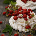 Mini-pavlova metsmaasikatega / Mini pavlovas with wild strawberries