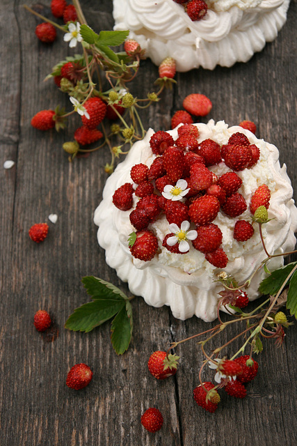 Mini-pavlova metsmaasikatega