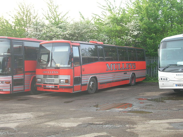 DSCN3112 Mulleys Motorways B387 UEX at Ixworth - 9 May 2009