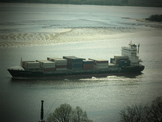 Feeder-Containerschiff  SVENDBORG  STRAIT passiert Blankense