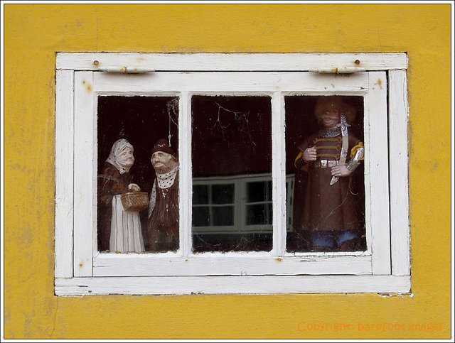 figuren im fenster - figures in a window
