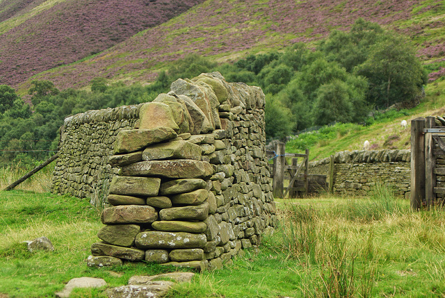 Dry stone wall