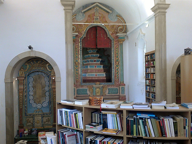 Bookshop "Ler Devagar" (Slow Reading), at the São Tiago Church (II)