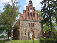 Dorfkirche Hennickendorf mit Storchennest