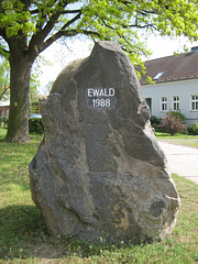 Großer Gedenkstein für Ewald....?