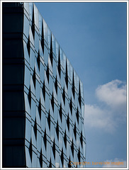 hochhaus mit wolke