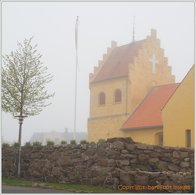 allinge kirke im nebel