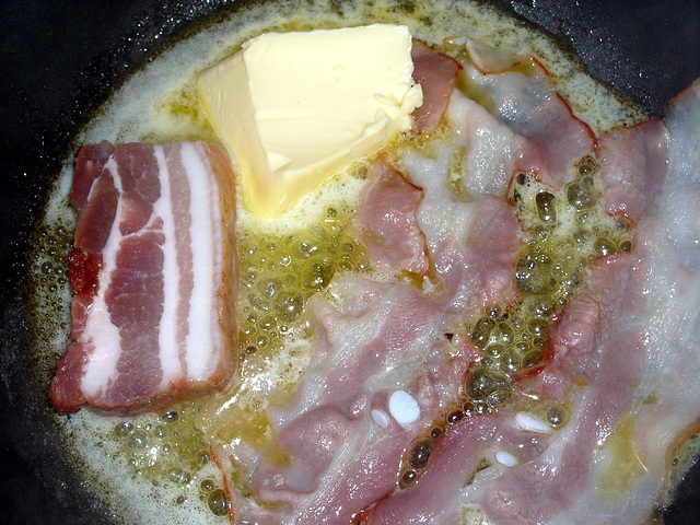Frying bacon with a little bit of butter