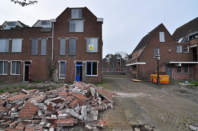 Demolition in progress along the Waardgracht and Lakenplein