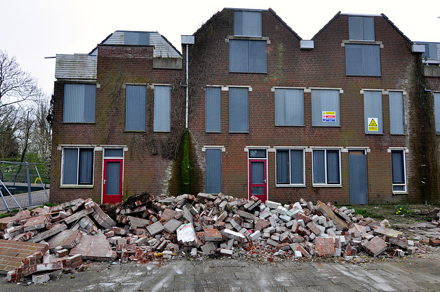 Demolition in progress along the Waardgracht and Lakenplein