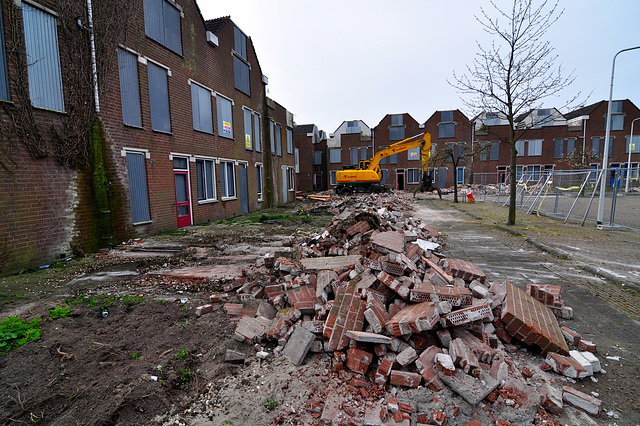 Demolition in progress along the Waardgracht and Lakenplein