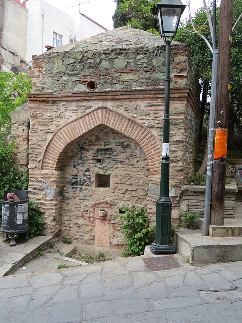 En redescendant : fontaine ottomane.