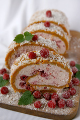 Porgandi-vaarikarull / Carrot and raspberry roll cake